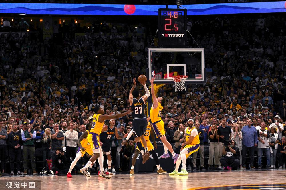 他双脚踩球 他双脚踩球