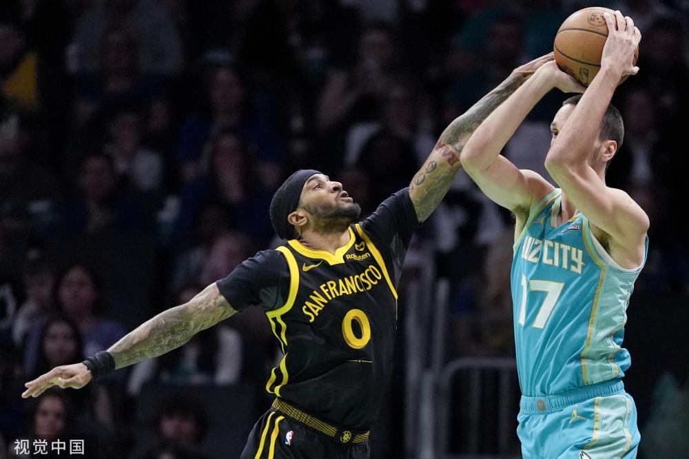 他在接受采 他在接受采